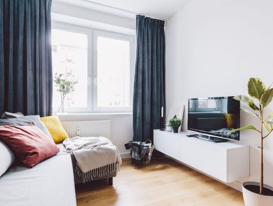 Narożnik do małego salonu – jak wybrać odpowiedni model?