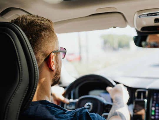 Program NaszEauto jest efektem wynegocjowanej z Komisją Europejską pierwszej rewizji KPO – dopłaty do zakupu e-aut zastąpiły poprzedni tzw. kamień milowy KPO, czyli wdrożenie w Polsce podatku od aut spalinowych.