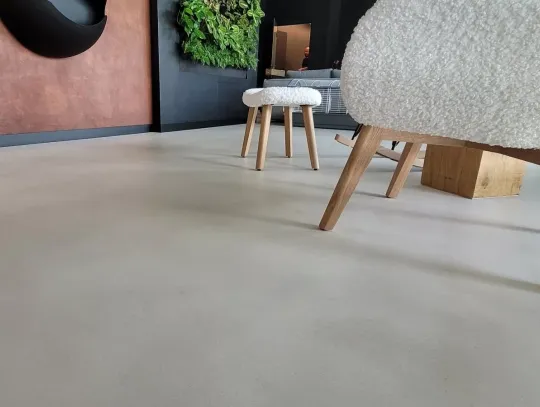 Naturalnie piękne wnętrza: mikrocement w duecie z drewnem, rattanem i lnem