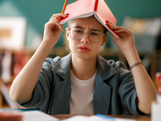 Od ponad roku nauczyciele nie powinni zadawać i oceniać prac domowych. Tyle że wciąż to robią