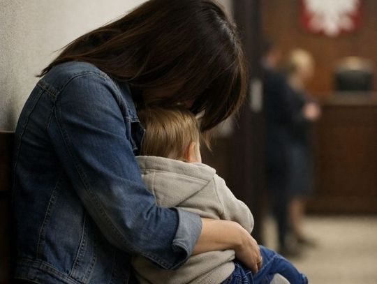 Nawet gdy wszyscy wiedzą, kto jest ojcem – i tak potrzebny jest wyrok. Sprawdziliśmy, jak wygląda to w regionie Choć liczba spraw o zaprzeczenie ojcostwa w regionie wyraźnie spada, jedno pozostaje niezmienne – nawet gdy wszyscy wiedzą, kto jest biologicznym ojcem dziecka, sprawa musi trafić do sądu.