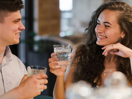 Restauracje nie będą musiały za darmo podawać klientom pół litra wody z kranu.