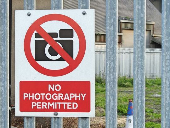 Przepisy, które zakazują fotografowanie obiektów strategicznych, są niezgodne z Konstytucją. Tak ocenia ten zakaz rzecznik praw obywatelskich.