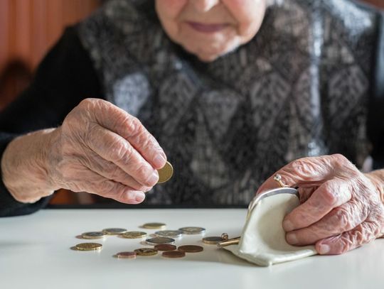 Nie taki radosny dzień babci i dziadka. Seniorzy muszą walczyć z długami