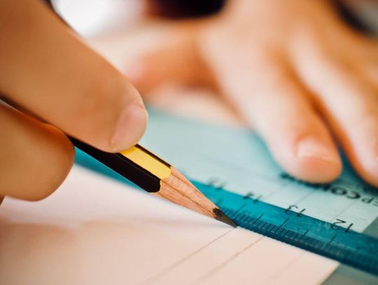 Matura 2025. W poniedziałek zaczyna się egzaminacyjny maraton obłożony wieloma zakazami. Ale są przedmioty, na które można wnieść na salę więcej rzeczy niż tylko długopis i wodę.