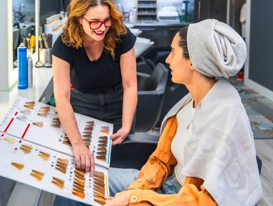 Sztuczna inteligencja zmienia rynek pracy, ale są zawody, w których człowiek pozostanie niezastąpiony jeszcze przez lata.