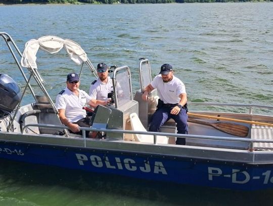 Akcję ratunkową przeprowadzili starszy aspirant Sebastian Winiarski, młodszy aspirant Jacek Borsuk oraz starszy sierżant Piotr Bigas, którzy w sezonie letnim każdego dnia dbając o bezpieczeństwo wypoczywających nad nieliskim zalewem, patrolują zbiornik przy wykorzystaniu policyjnej łodzi.