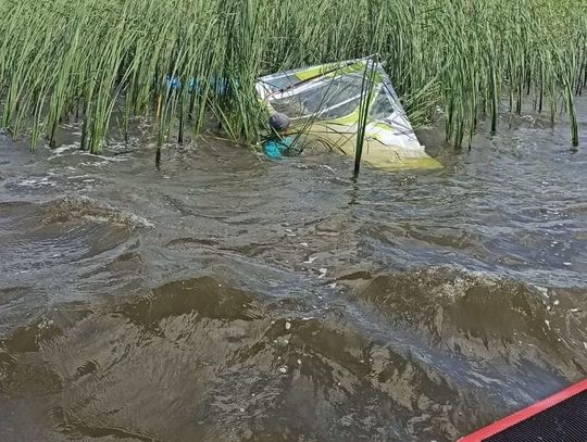 29 lipca policjanci z Nielisza z patrolu pełniącego służbę na wodzie zauważyli w zaroślach przewróconą deskę windsurfingową z żaglem, a obok niej w wodzie kobietę.