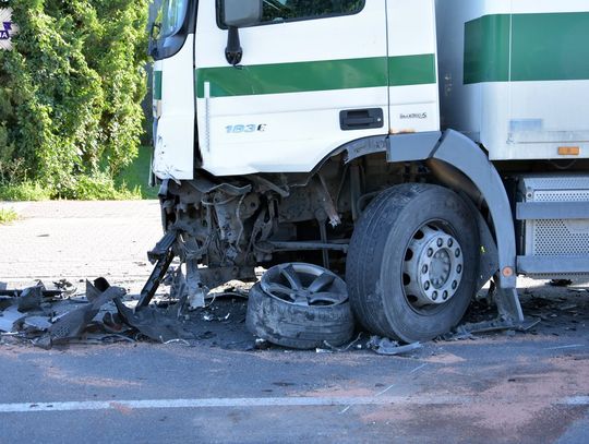 W Jatutowie na DK 17 nietrzeźwy kierowca audi czołowo zderzył się z ciężarówką.