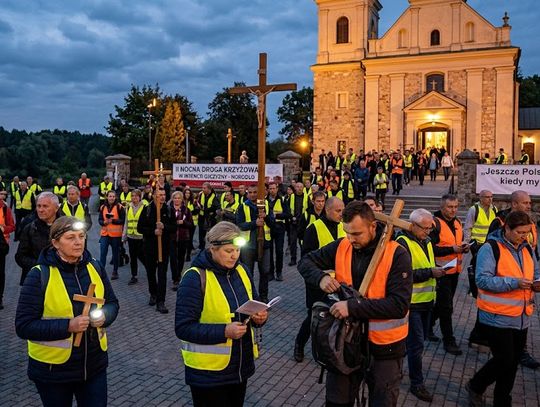 Wydarzenie rozpocznie się o godzinie 17:00 uroczystą Mszą Świętą w intencji wszystkich pątników. Bezpośrednio po Eucharystii uczestnicy wyruszą pieszo na pętlę liczącą około 10 kilometrów długości.