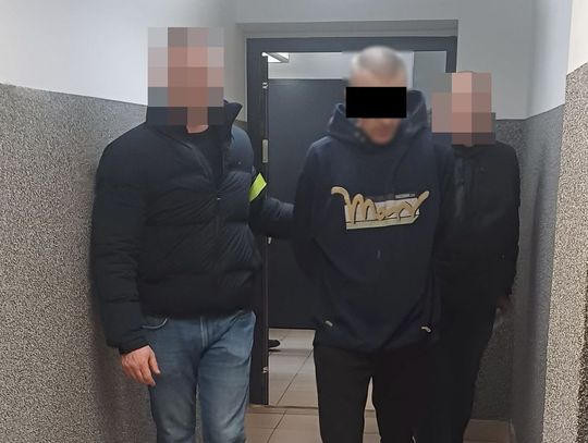 Nocna demolka przed komendą w Biłgoraju. Napastnika powtrzymał paralizator Nocna demolka przed komendą w Biłgoraju. Napastnika powtrzymał paralizator