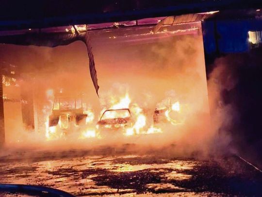 Ogień w garażach w Radzięcinie rozprzestrzeniał się błyskawicznie, strażacy robili, co mogli, aby uchronić przed płomieniami budynki mieszkalne w sąsiedztwie.