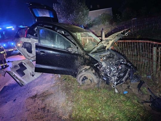 Wyglądało to naprawdę bardzo groźnie, kierująca autem 20-latkę oraz jedną z jej 18-letnich pasażerek przewieziono do szpitala, ale ich obrażenia okazały się niegroźne.