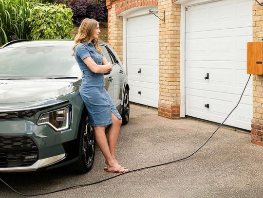 Rząd chce ułatwić mieszkańcom budynków wielorodzinnych montaż prywatnych ładowarek do samochodów elektrycznych.