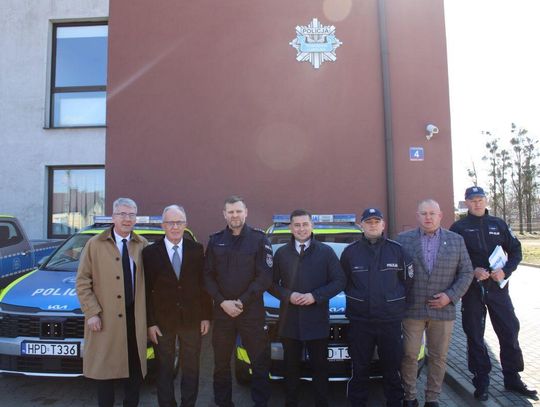 18 marca w Komendzie Powiatowej Policji w Tomaszowie Lubelskim odbyło się uroczyste przekazanie dwóch nowych, oznakowanych pojazdów służbowych.