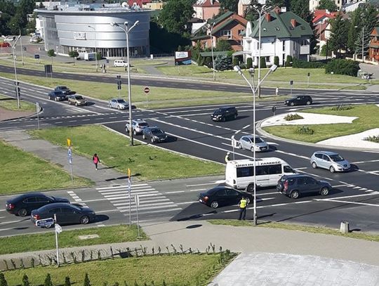 Nowe rondo w Zamościu. Policja pomaga kierowcom