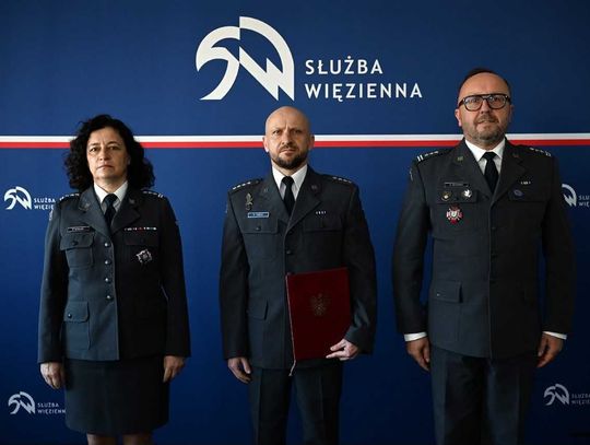Kpt. Robert Ząbek (w środku) w dniu 4 marca został powołany na stanowisko dyrektora Zakładu Karnego w Zamościu. Fot. ZK Zamość