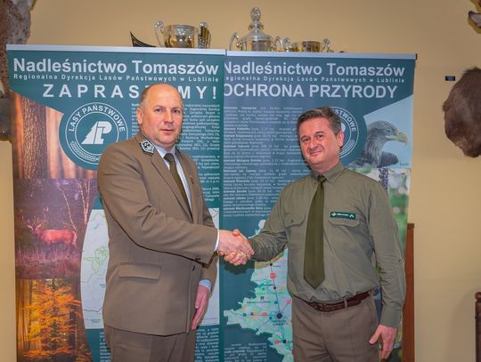 29 marca do Tomaszowa przyjechał dyrektor Andrzej Borowiec (na zdjęciu z lewej) i oficjalnie przedstawił nowego nadleśniczego pracownikom.