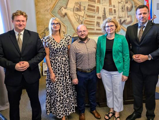 Damian Janowski (na zdjęciu w środku) wygrał konkurs na stanowisko prawnika odpowiedzialnego za obsługę zamówień publicznych w Urzędzie Miasta Zamość.