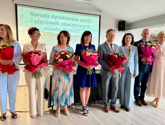Dyrektorzy miejskich placówek oświatowych spotkali się 27 sierpnia na tradycyjnej naradzie, podczas której omówiono najważniejsze zmiany i kwestie organizacyjne związane z powrotem uczniów do zamojskich szkół i przedszkoli