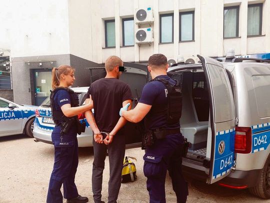 Nożownik z Zamościa przed sądem. Za usiłowanie zabójstwa grozi mu dożywocie Mężczyzna został doprowadzony do Prokuratury Rejonowej w Zamościu, gdzie usłyszał zarzut usiłowania zabójstwa.