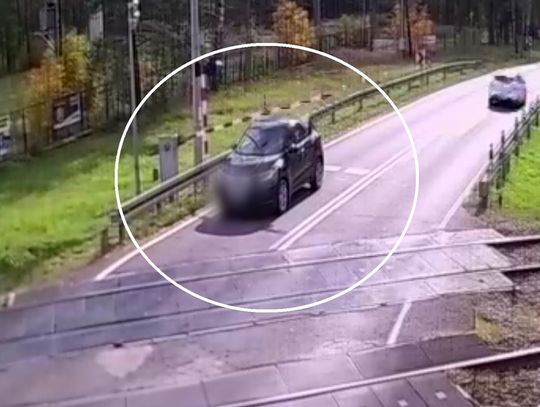 O krok od tragedii na przejeździe kolejowym pod Biłgorajem [VIDEO]
