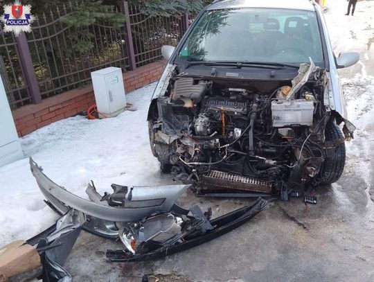 Rozbity Ford na miejscu wypadku w Szopinku.