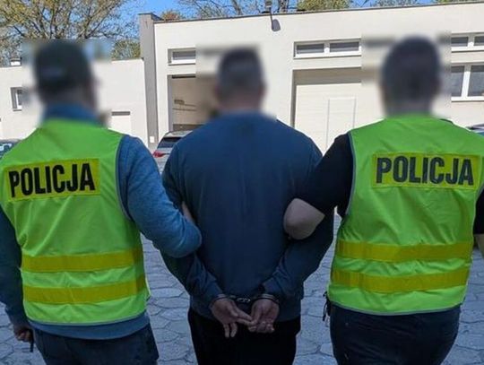 Przez kilka lat skutecznie wymykał się organom ścigania, zmieniając miejsca pobytu. Wyraźnie zaskoczony 33-latek został zatrzymany w powiecie zamojskim podczas wspólnej akcji chełmskich kryminalnych oraz „łowców głów” z Lublina.