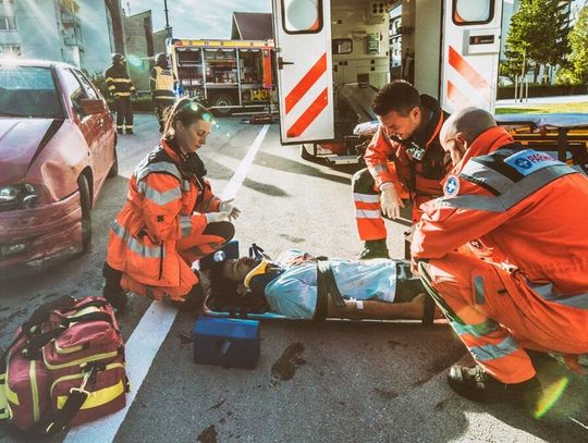 Ratownicy medyczni boją się o własne życie podczas pracy, bo niekiedy pacjenci są wobec nich bardzo agresywni. Dlatego personel miałby zostać wyposażony w kamizelki nożoodporne. Niestety to tylko pozorne rozwiązanie problemu.