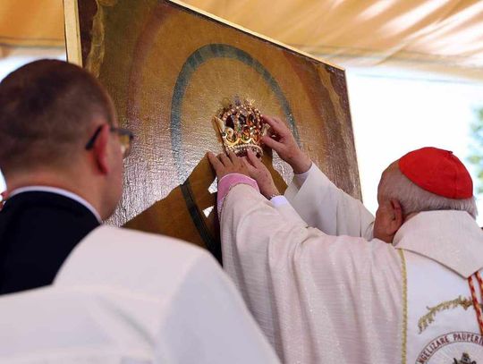 Uroczystości 300-lecia koronacji obrazu Matki Bożej Kodeńskiej. Wysłannik papieża Franiciszka nałożył na obraz nowe korony.