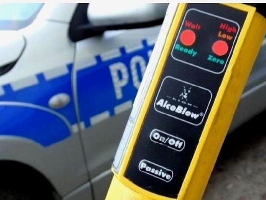 Obrowiec: 13-latek za kierownicą, pijany ojczym pasażerem Kierowca volkswagena był trzeźwy, jednak ma zaledwie 13 lat. Natomiast pasażer siedzący obok kierowcy – jego ojczym – jechał z nastolatkiem pijany jak bela.