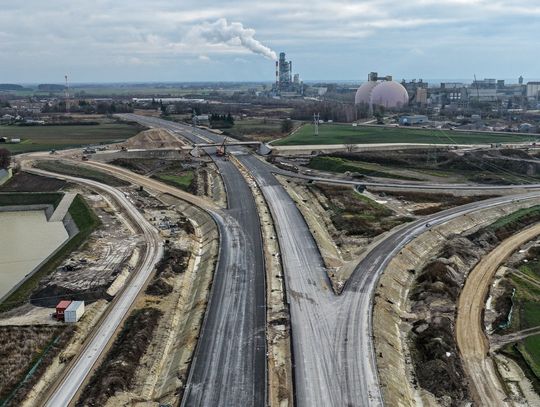 Obwodnica w woj. lubelskim rośnie w szybkim tempie. Prace zaawansowane już w 60 procentach Prace przy budowie obwodnicy Chełma idą naprzód, a inwestycja osiągnęła już 60 proc. zaawansowania. Choć przed wykonawcą okres zimowy, kolejne etapy robót trwają.