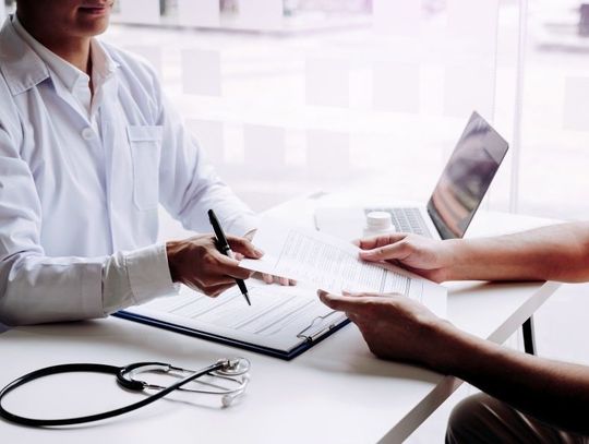 Centralna e-rejestracja, nowe szczepienia i zmiany w L4 – od 2026 roku pacjenci teoretycznie zyskują kolejne udogodnienia.