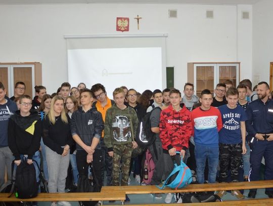 Od bezpieczeństwa na drodze do cyberprzemocy - policjanci w szkole w Żdanowie