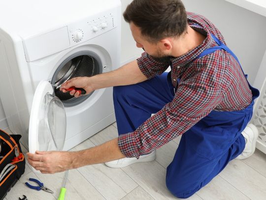 Koniec z elektroniką, której bardziej opłaca się pozbyć niż naprawiać. Od 31 lipca producenci, sprzedawcy i serwisy muszą ułatwiać wydłużanie życia sprzętu.