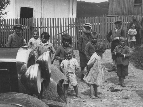 Na przełomie XIX i XX wieku dzieci były częścią siły roboczej na wsi. Już kilkulatki pasły gęsi i krowy, starsze dzieci pomagały przy żniwach, nosiły wodę, karmiły zwierzęta.