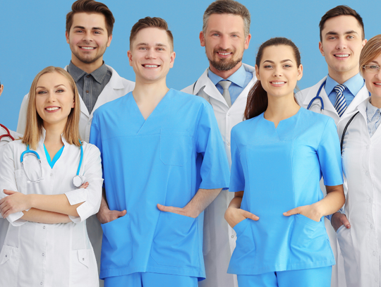 Od lipca pensja lekarza specjalisty wynosi około 12 tys. zł brutto.