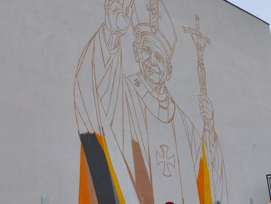 Mural z postacią papieża św. Jana Pawła II zajmuje znaczną część ściany budynku szkoły w Bełżcu i będzie widoczny z daleka. Prace nad nim nie zostały jeszcze zakończone.