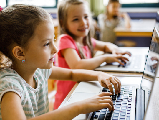 Najnowocześniejsze laptopy, urządzenia przeglądarkowe, tablety. To wszystko trafi do szkół.