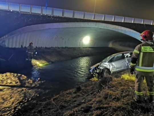 Osobowy Opel w rzece Biała Łada, kierujący uciekł z miejsca.