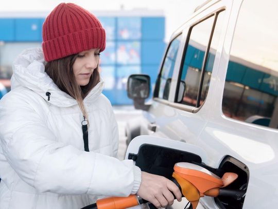 Opłata paliwowa w górę. Ile wzrosną ceny na stacjach? Minister infrastruktury ogłosił, że w 2026 roku stawki opłaty paliwowej wzrosną o 4 proc.