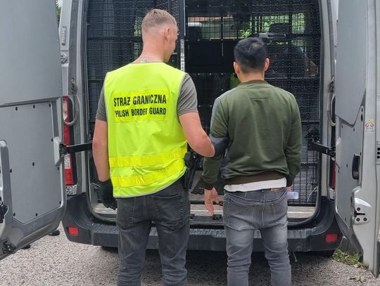 Zatrzymano kolejne osoby podejrzane o udział w procederze organizowania nielegalnego przekraczania polsko-białoruskiej granicy.