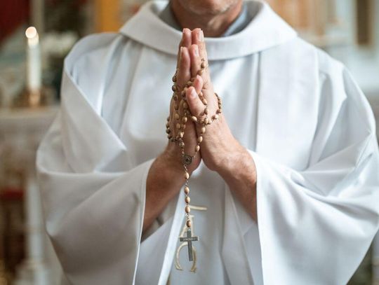 Mężczyzna zaatakował księdza na ulicy.