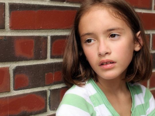 Miejski Ośrodek Pomocy Społecznej w Łodzi co miesiąc żąda od dziewczynki 2 tys. zł. To opłata za pobyt w DPS dziadka kilkulatki, którego nigdy nie poznała.