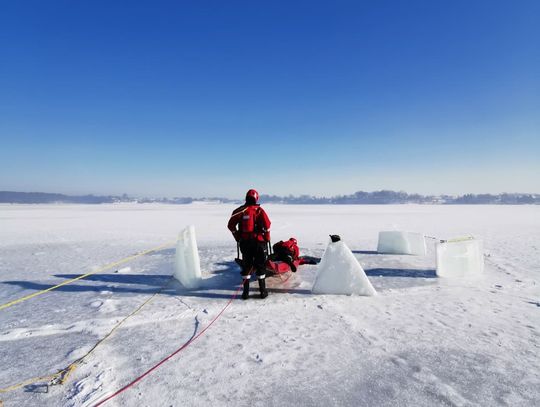 OSP Krasnobród zaprasza na otwarte pokazy ratownictwa na lodzie Na zdjęciu ćwiczenia ratownictwa na lodzie na zalewie w Nieliszu.