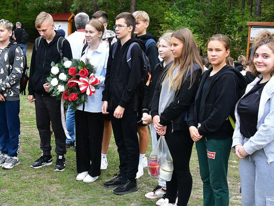 Uczestnicy wydarzenia złożyli kwiaty przy grobach Żołnierzy Polskiego Państwa Podziemnego w Osuchach.