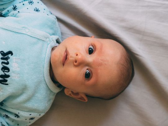 Otulacze i śpiworki do spania dla noworodków — Co warto wiedzieć?