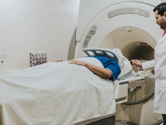 Są najnowsze dane NFZ. Wiemy, jak długo pacjenci czekali w kolejce do poradni i szpitali na koniec 2025 roku.