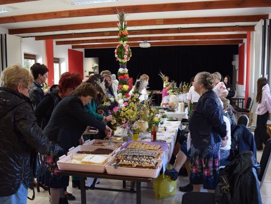 Na odwiedzających targi w GOK w Mirczu czekały stoiska uginające się od wielkanocnych przysmaków, misternie plecionych palm i unikatowych stroików.