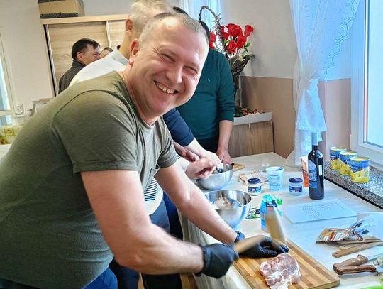 W Telatynie panowie świętowali Dzień Mężczyzn przy garnkach i patelniach.